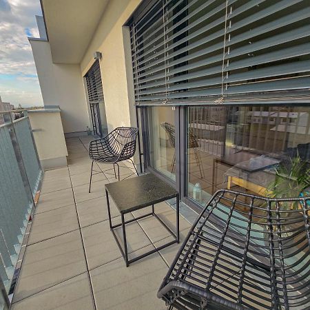 דירות Hradec Králové Modern Flat With Large Terrace מראה חיצוני תמונה
