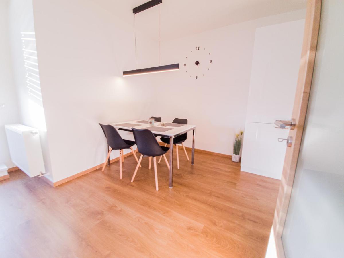 דירות Hradec Králové Modern Flat With Large Terrace מראה חיצוני תמונה