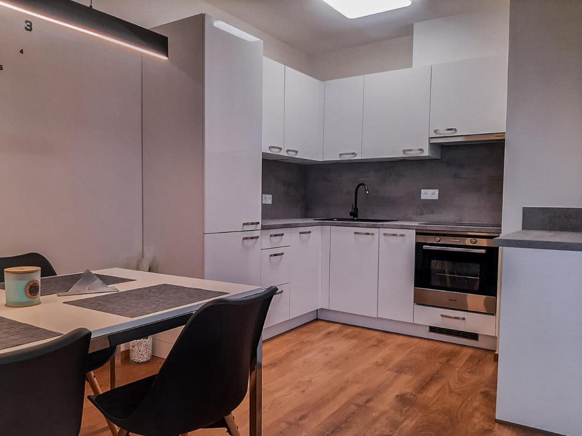 דירות Hradec Králové Modern Flat With Large Terrace מראה חיצוני תמונה
