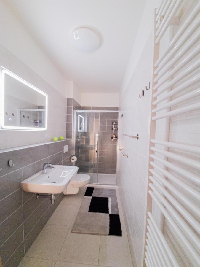 דירות Hradec Králové Modern Flat With Large Terrace מראה חיצוני תמונה