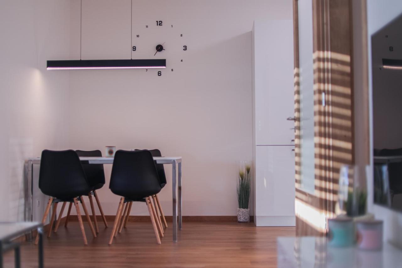 דירות Hradec Králové Modern Flat With Large Terrace מראה חיצוני תמונה