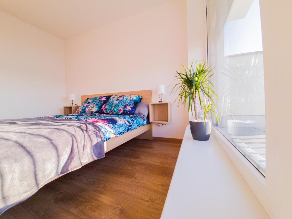 דירות Hradec Králové Modern Flat With Large Terrace מראה חיצוני תמונה