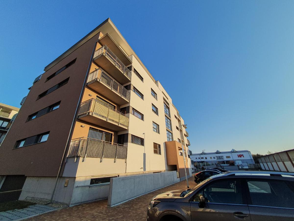 דירות Hradec Králové Modern Flat With Large Terrace מראה חיצוני תמונה