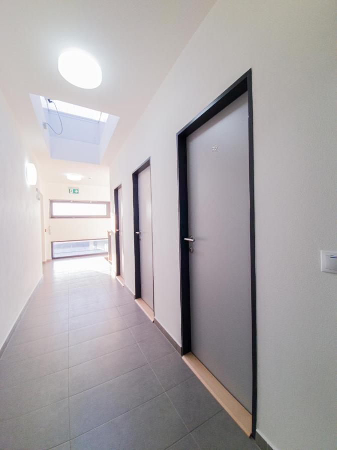 דירות Hradec Králové Modern Flat With Large Terrace מראה חיצוני תמונה
