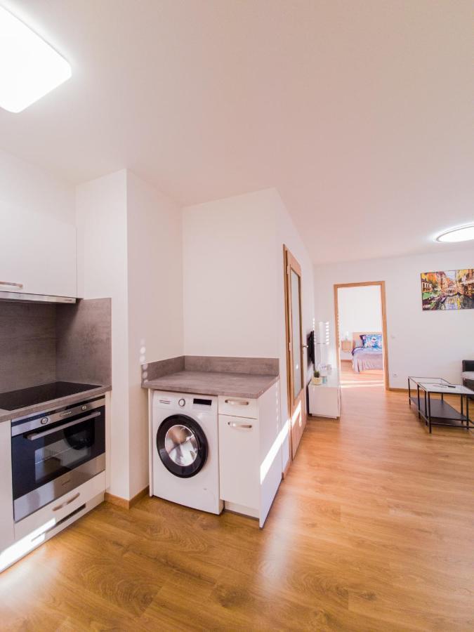 דירות Hradec Králové Modern Flat With Large Terrace מראה חיצוני תמונה