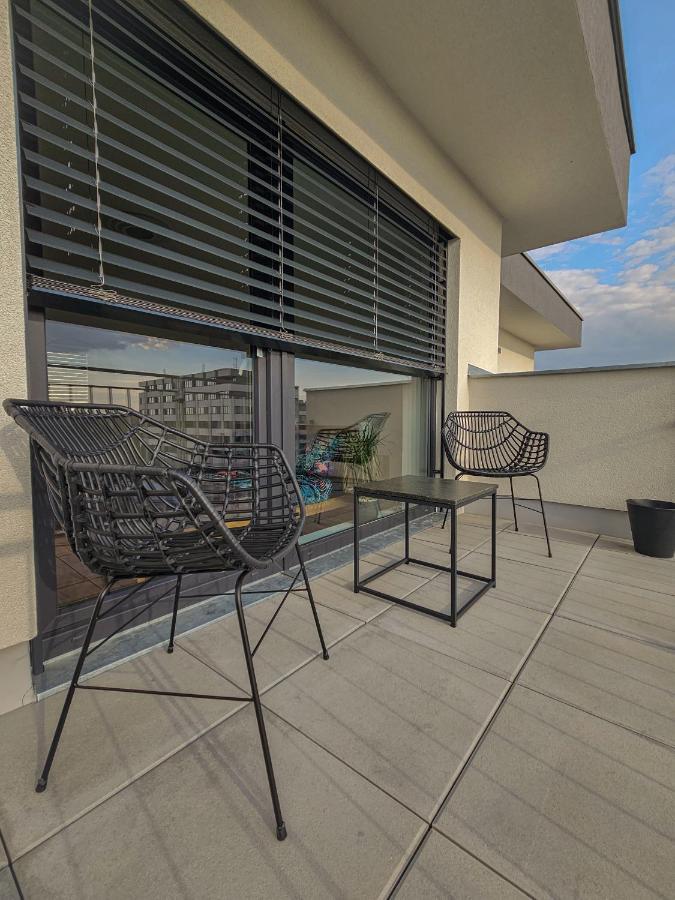 דירות Hradec Králové Modern Flat With Large Terrace מראה חיצוני תמונה